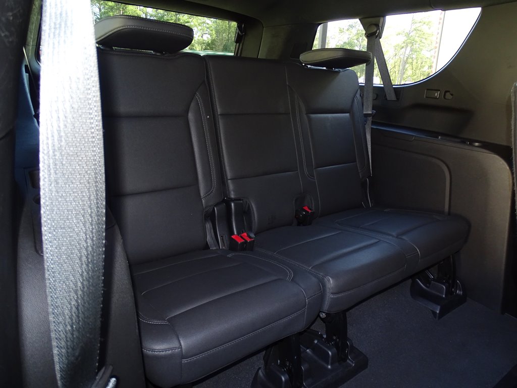 2022 Chevrolet Suburban 1500 LT photo