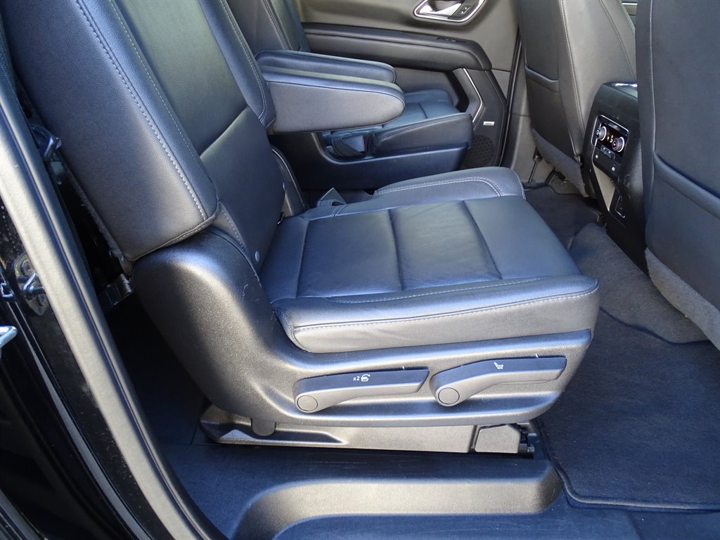 2022 Chevrolet Suburban 1500 LT photo