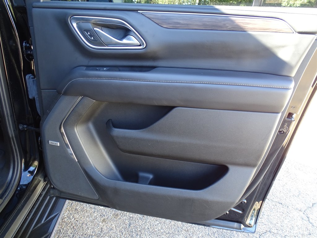 2022 Chevrolet Suburban 1500 LT photo