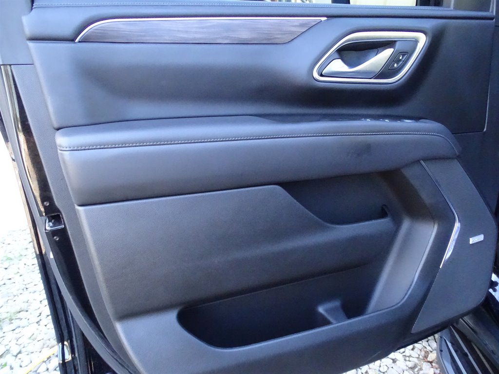 2022 Chevrolet Suburban 1500 LT photo