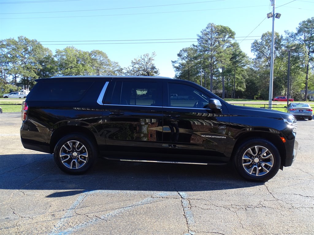 2022 Chevrolet Suburban 1500 LT photo