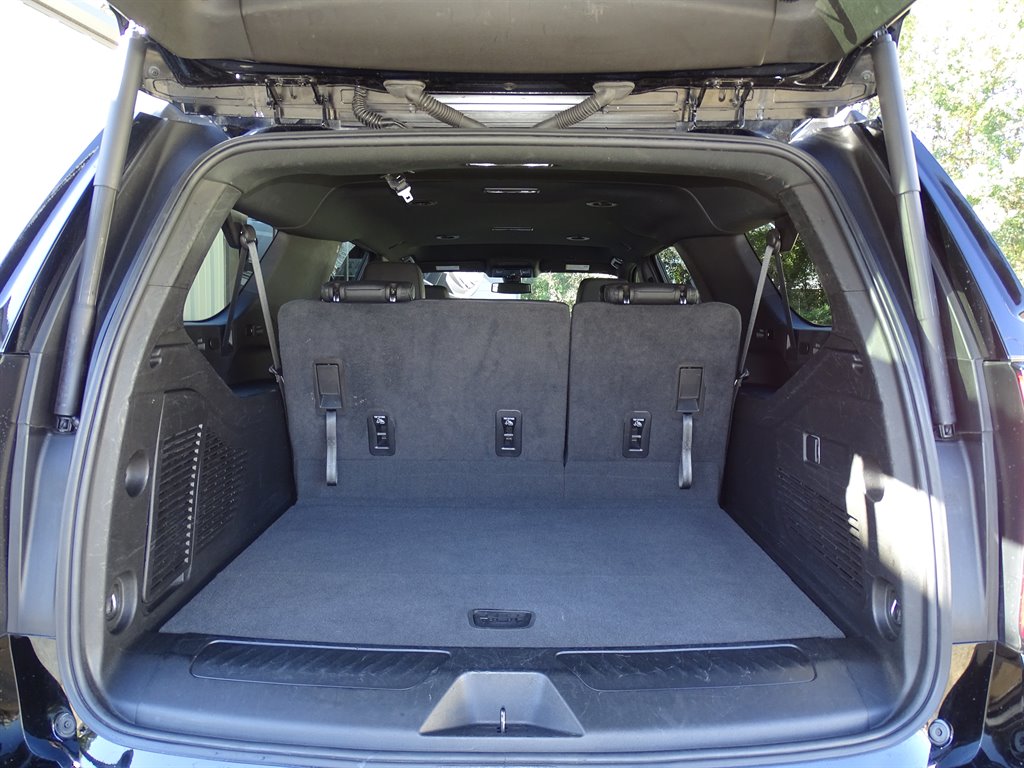 2022 Chevrolet Suburban 1500 LT photo