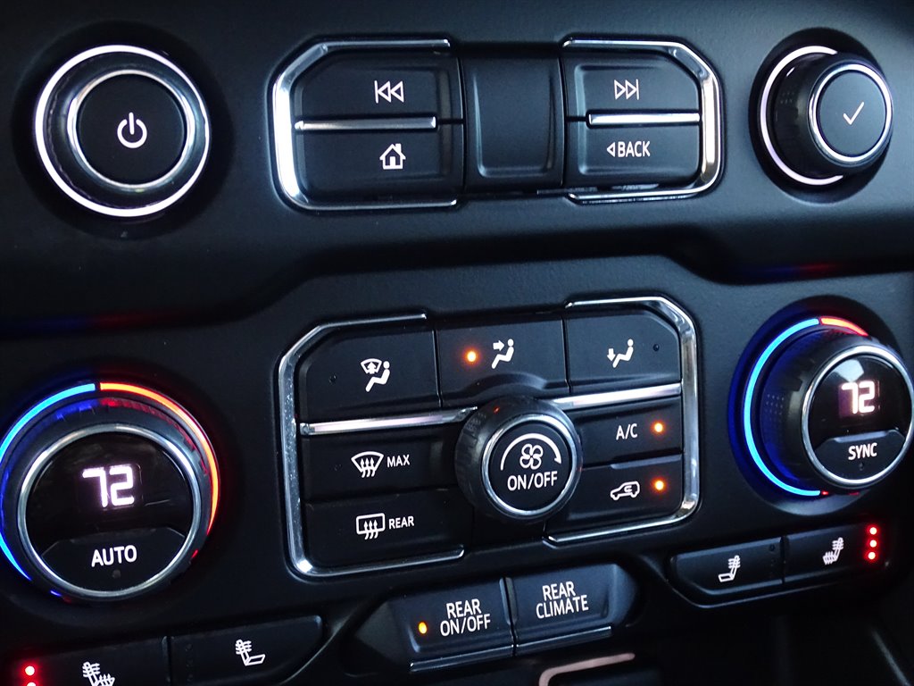 2022 Chevrolet Suburban 1500 LT photo