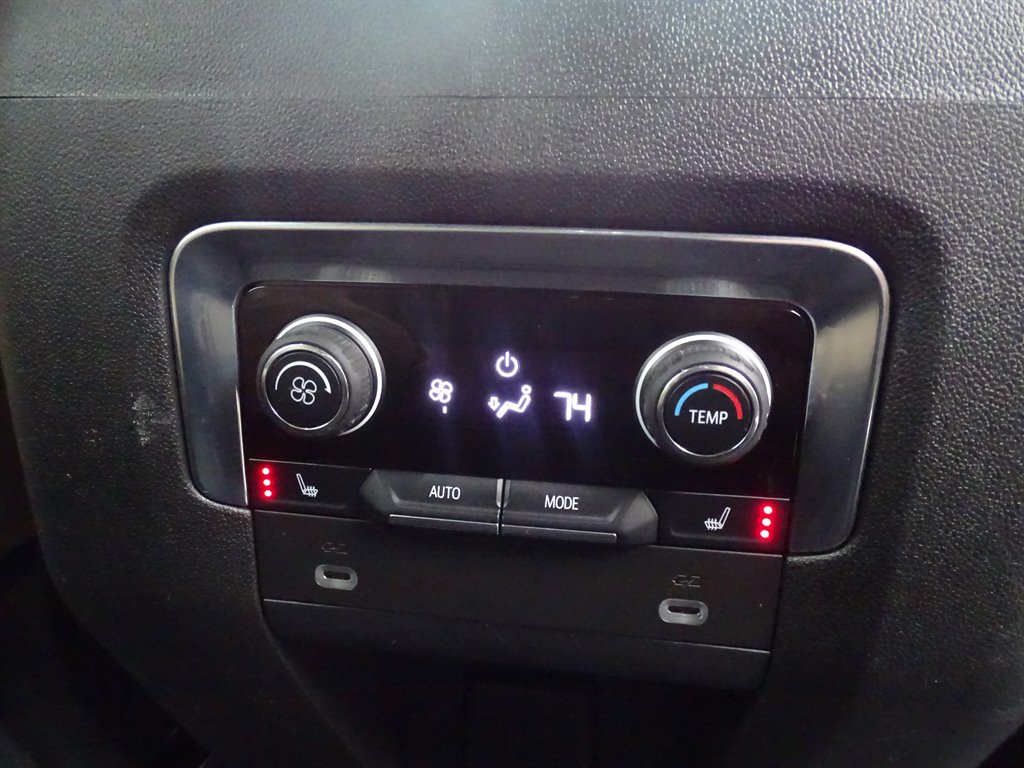 2021 Chevrolet Suburban 1500 Premier photo