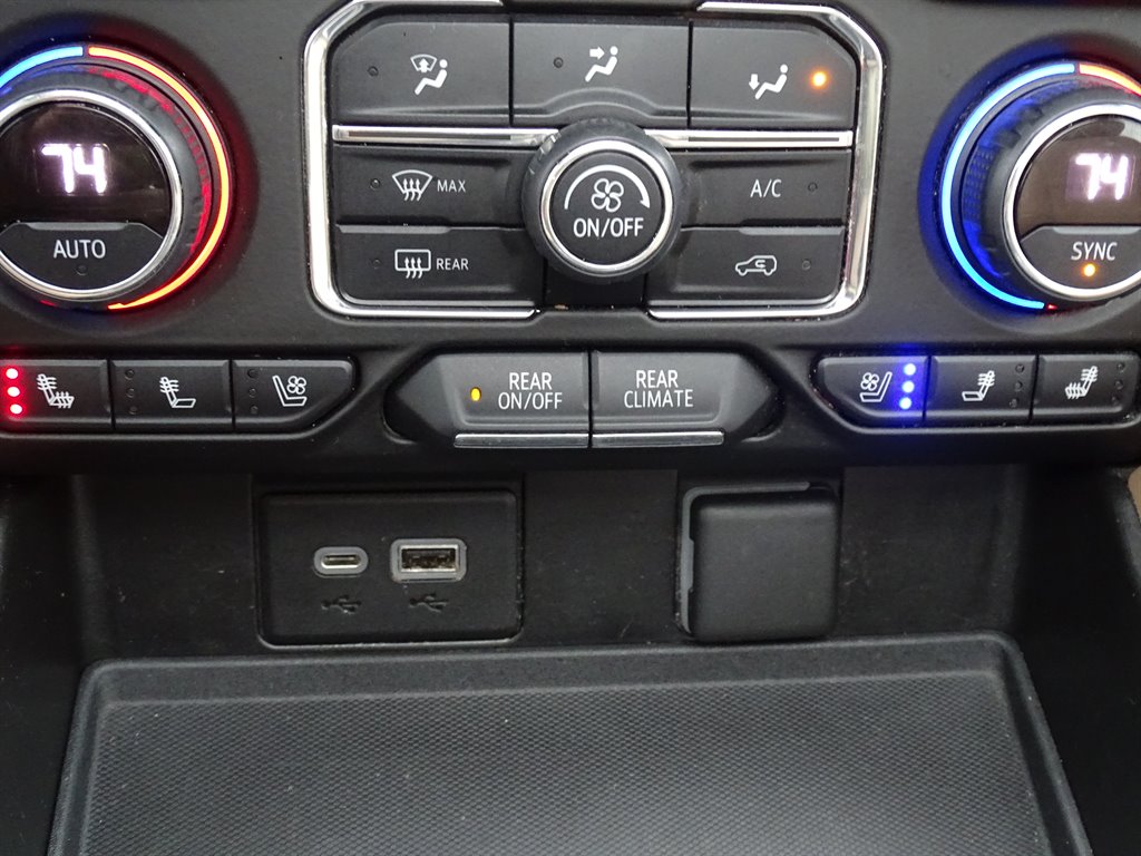 2021 Chevrolet Suburban 1500 Premier photo