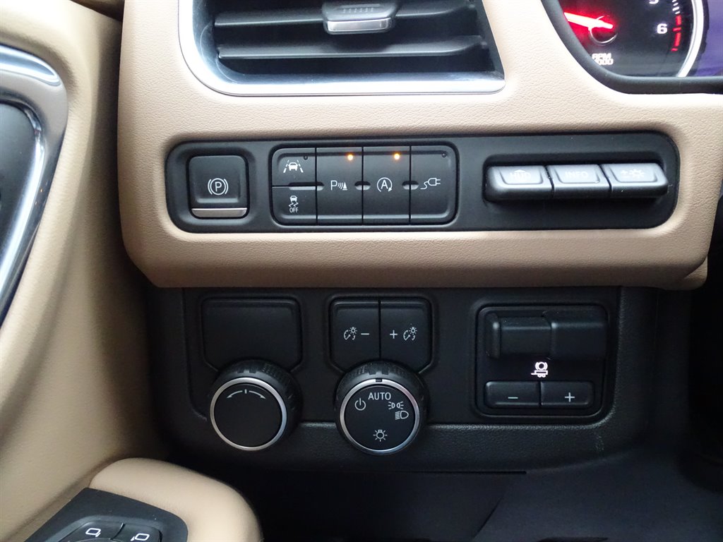 2021 Chevrolet Suburban 1500 Premier photo