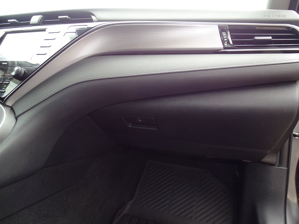 2020 Toyota Camry SE photo