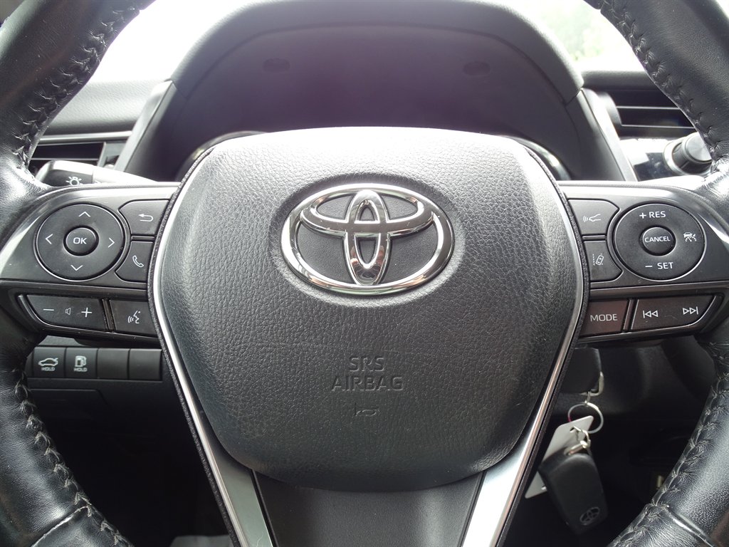 2020 Toyota Camry SE photo
