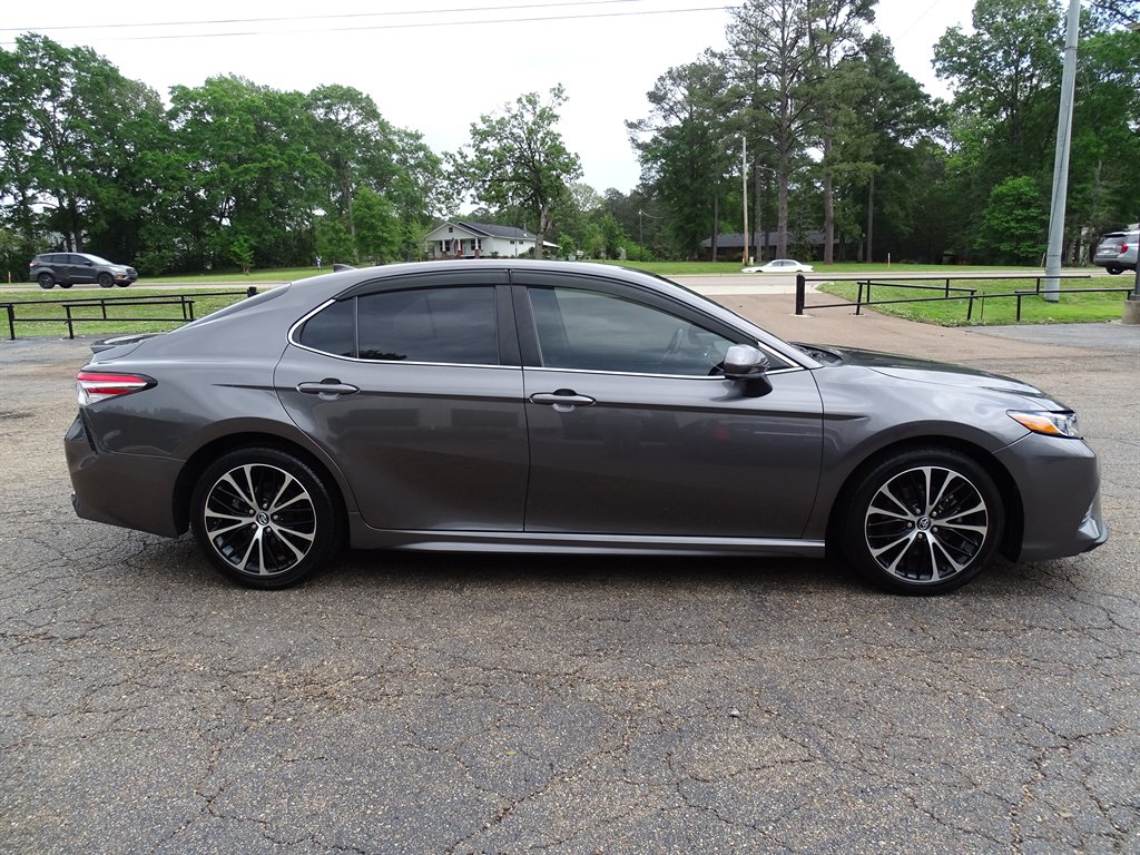 2020 Toyota Camry SE photo