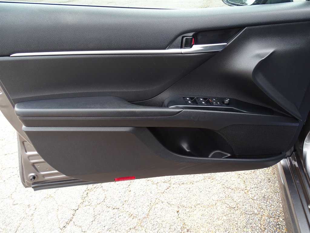 2020 Toyota Camry SE photo
