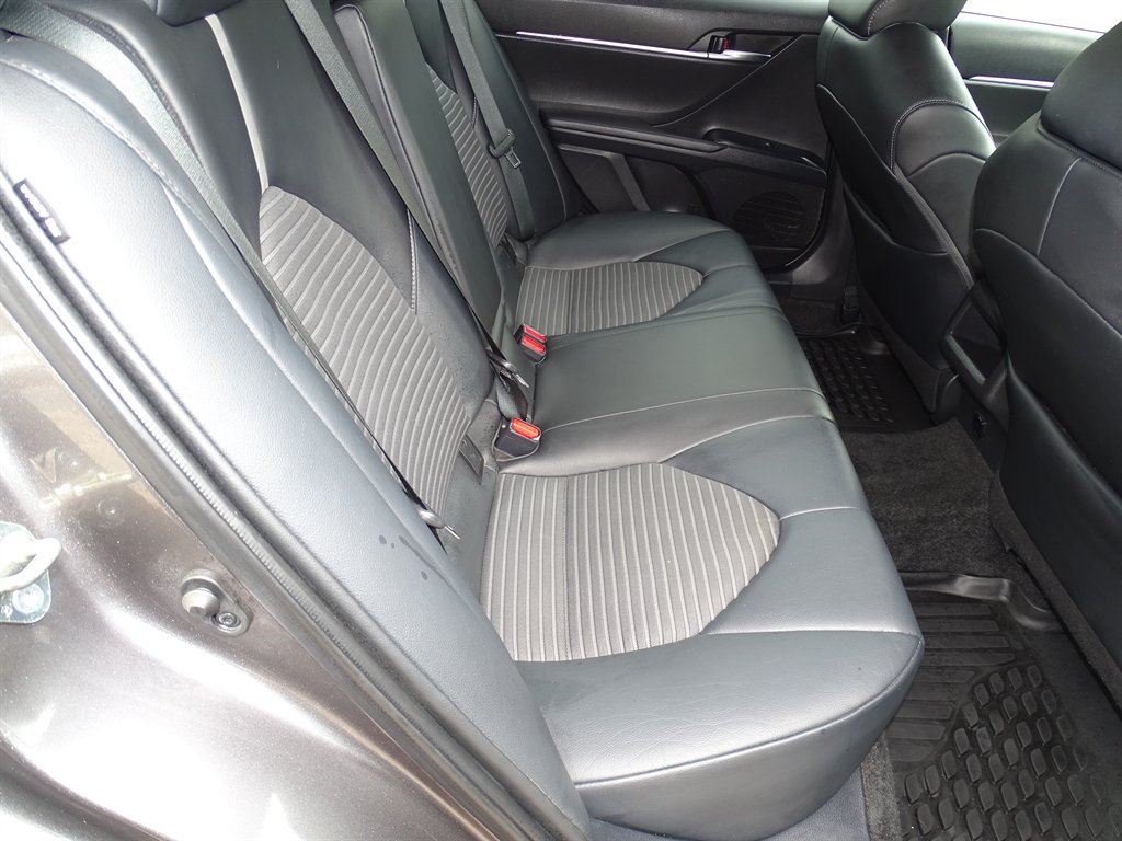 2020 Toyota Camry SE photo