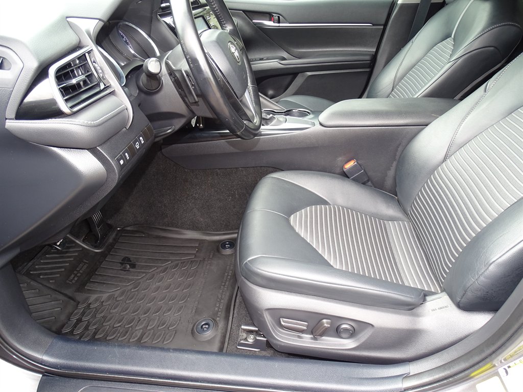 2020 Toyota Camry SE photo