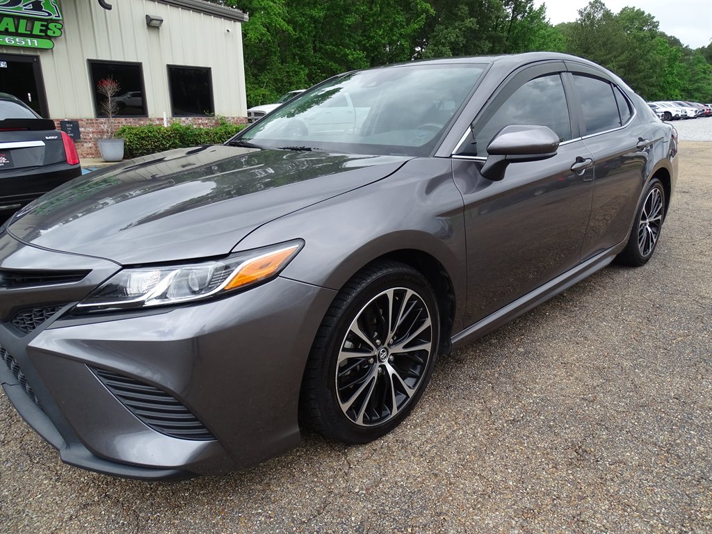 2020 Toyota Camry SE photo
