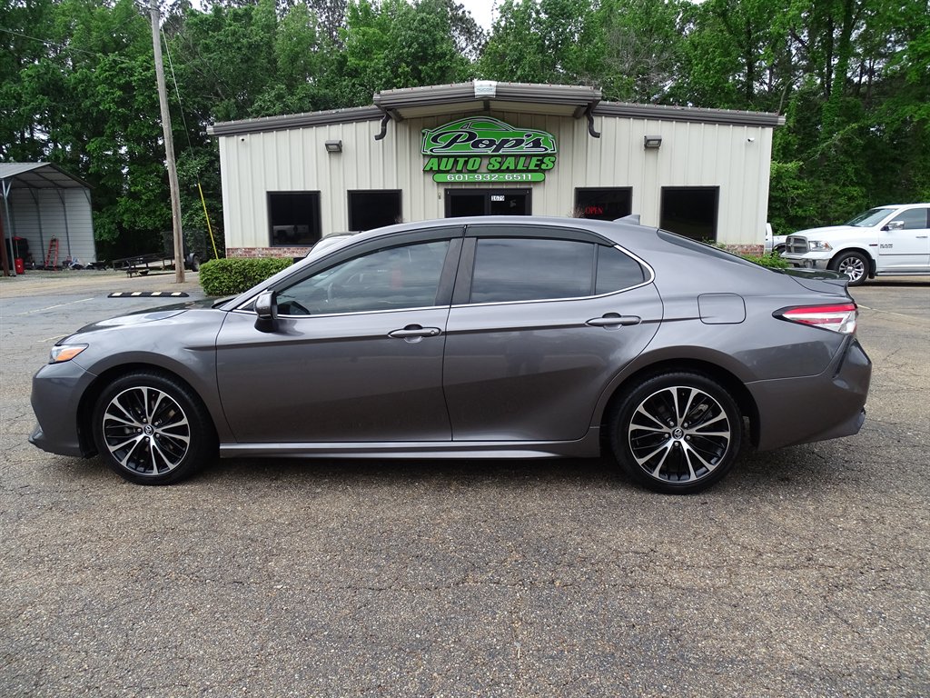 2020 Toyota Camry SE photo