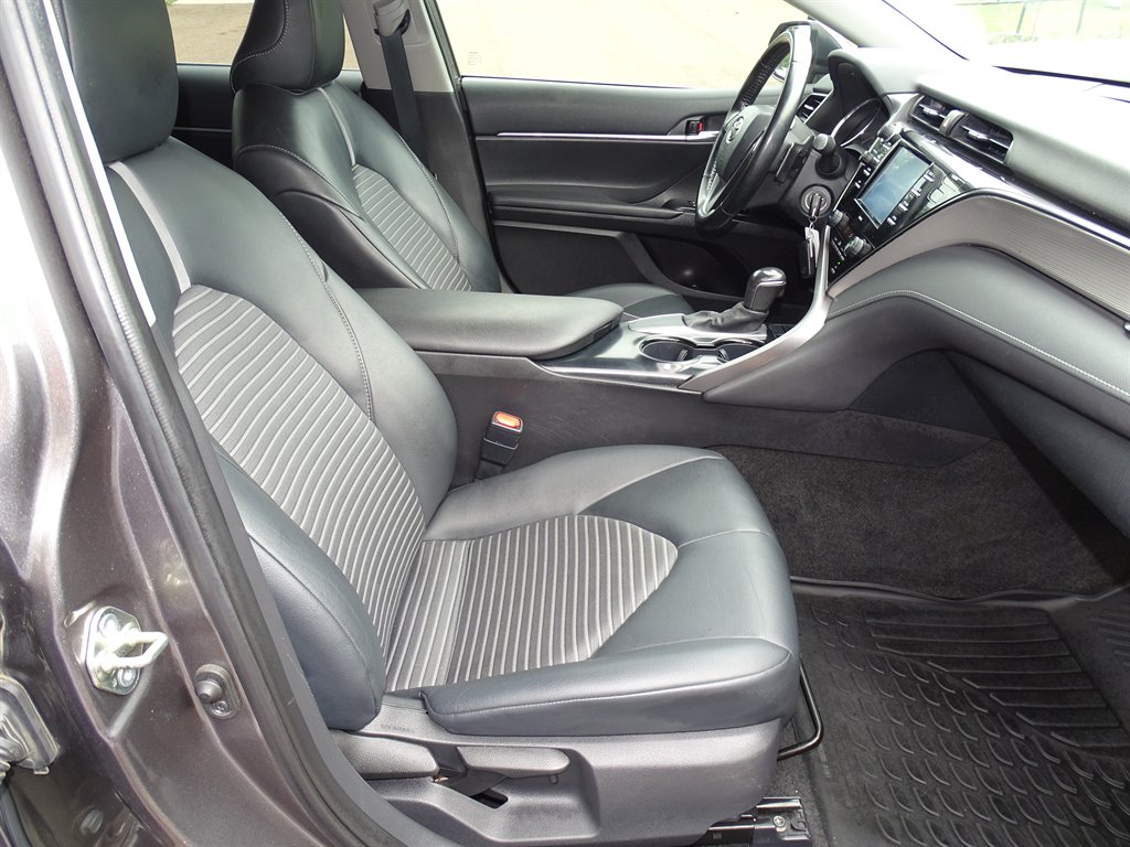 2020 Toyota Camry SE photo