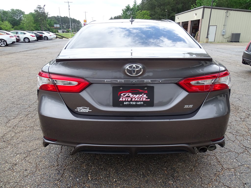 2020 Toyota Camry SE photo