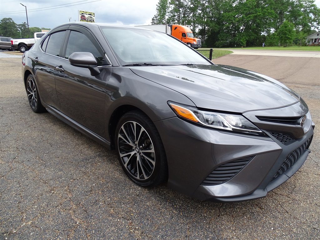 2020 Toyota Camry SE photo