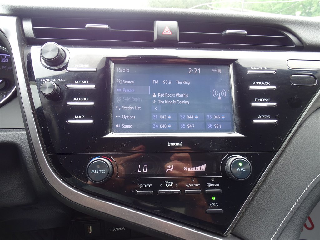 2020 Toyota Camry SE photo