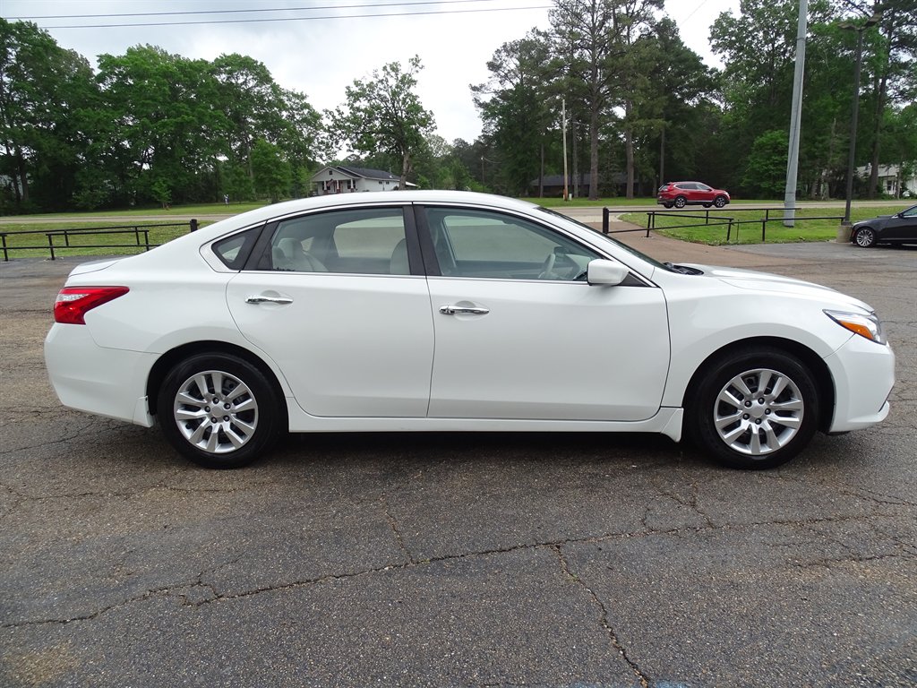 2016 Nissan Altima S photo