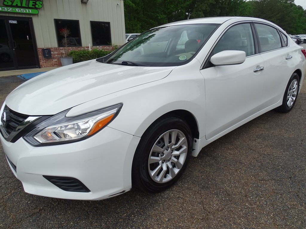 The 2016 Nissan Altima S photos