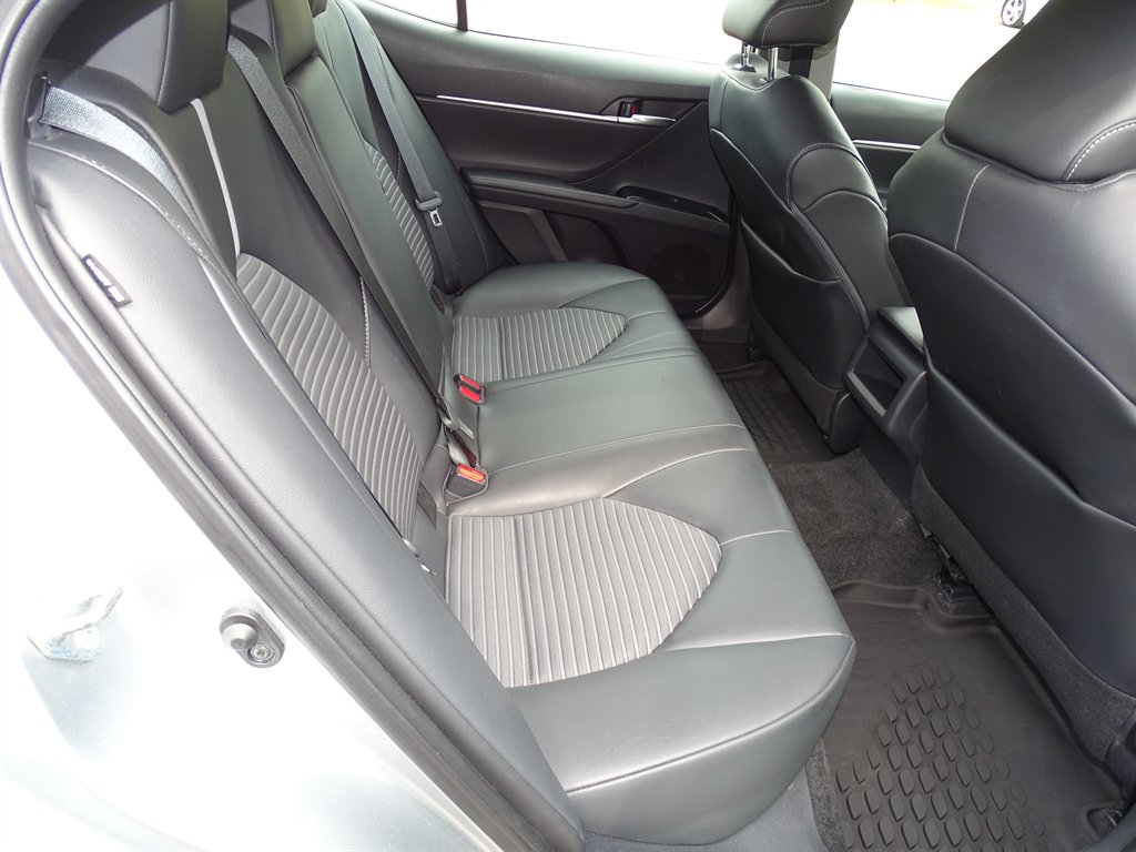 2020 Toyota Camry SE photo