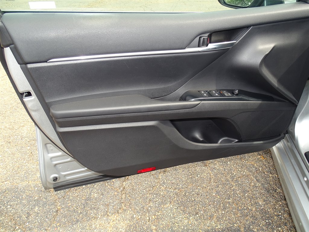2020 Toyota Camry SE photo