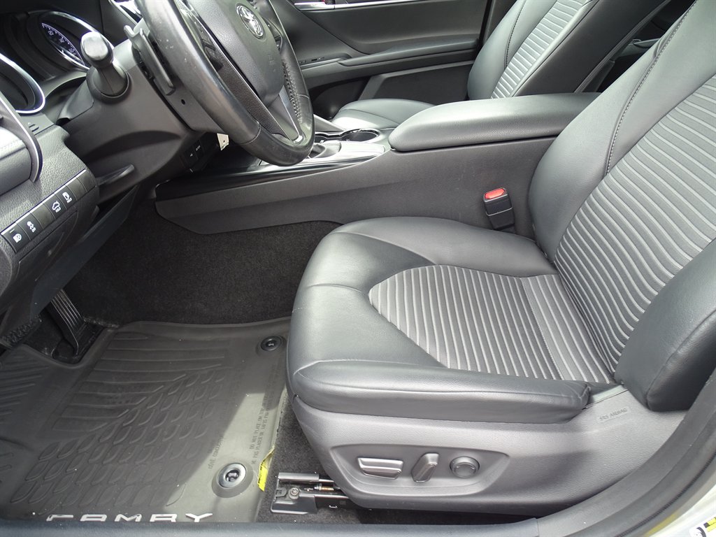 2020 Toyota Camry SE photo