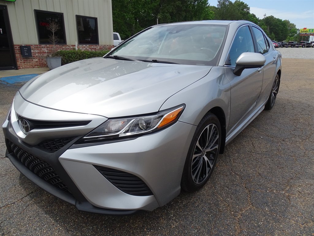2020 Toyota Camry SE photo