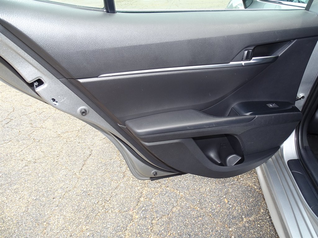 2020 Toyota Camry SE photo