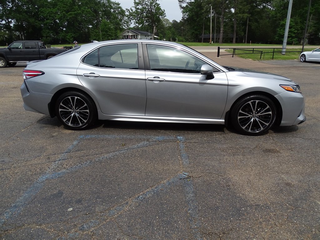 2020 Toyota Camry SE photo