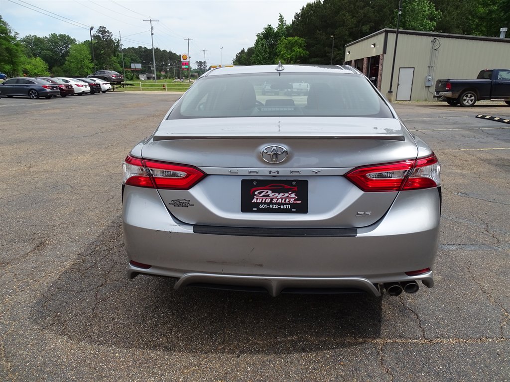 2020 Toyota Camry SE photo