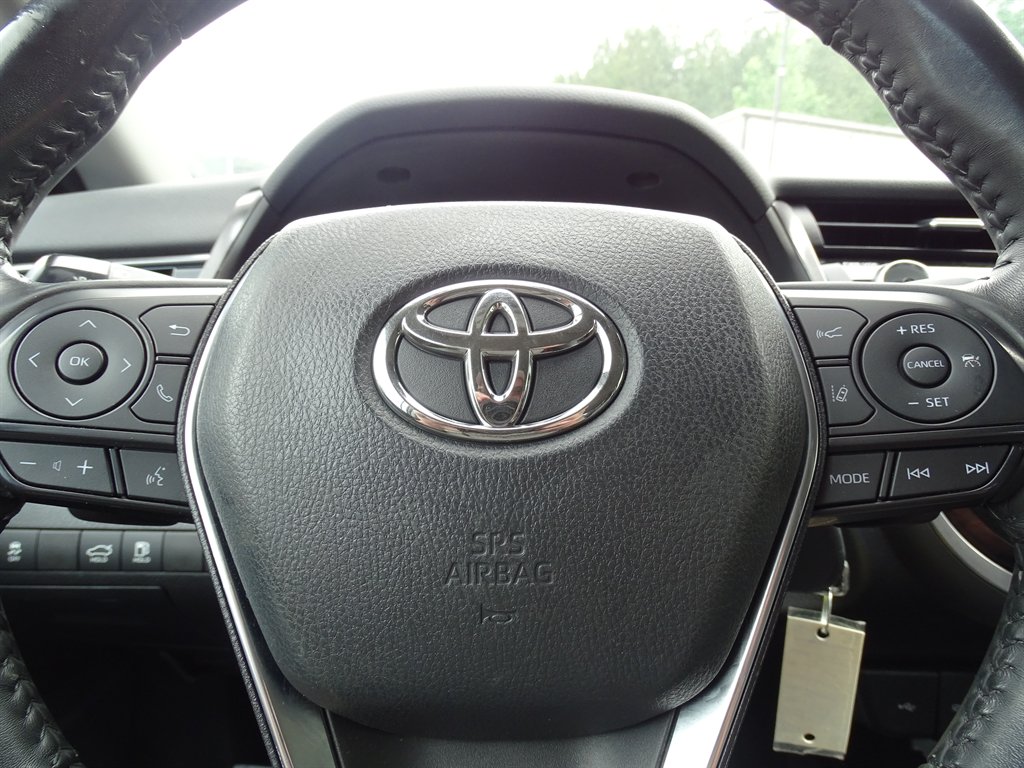 2020 Toyota Camry SE photo
