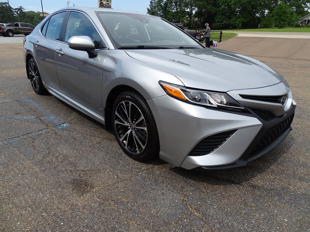 2020 Toyota Camry SE photo