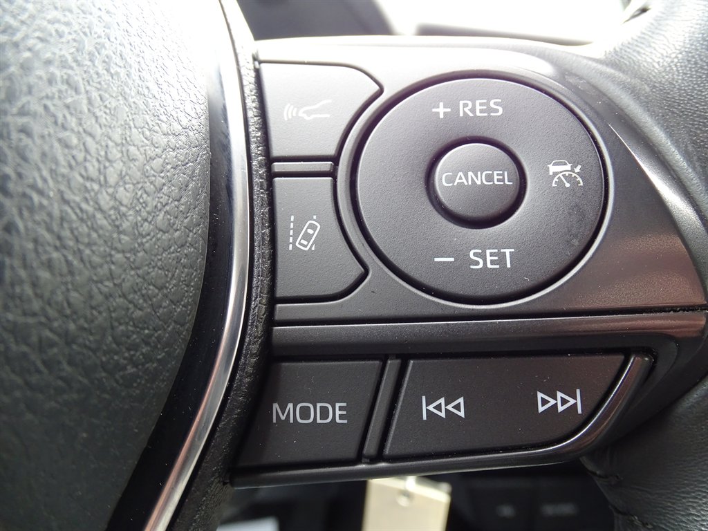 2020 Toyota Camry SE photo