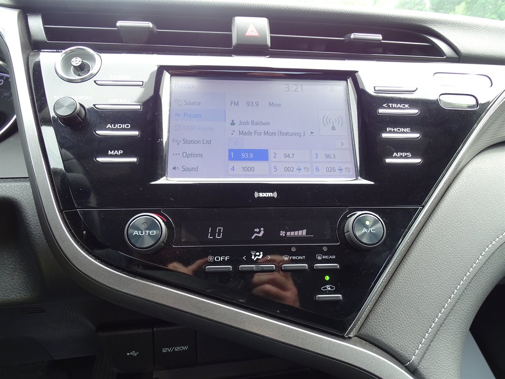 2020 Toyota Camry SE photo