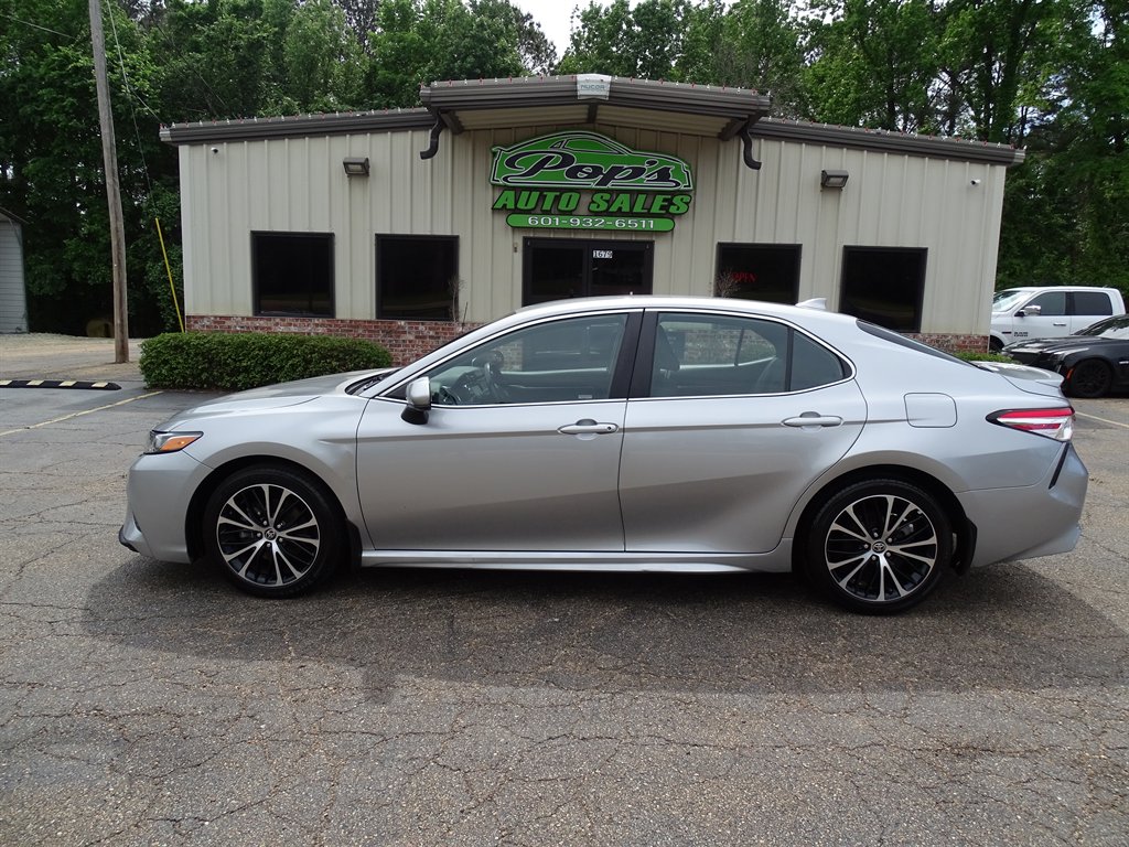 2020 Toyota Camry SE photo