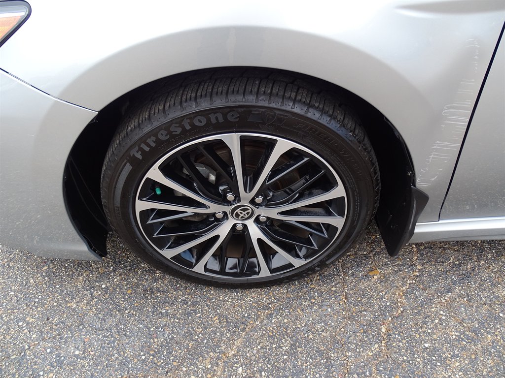 2020 Toyota Camry SE photo