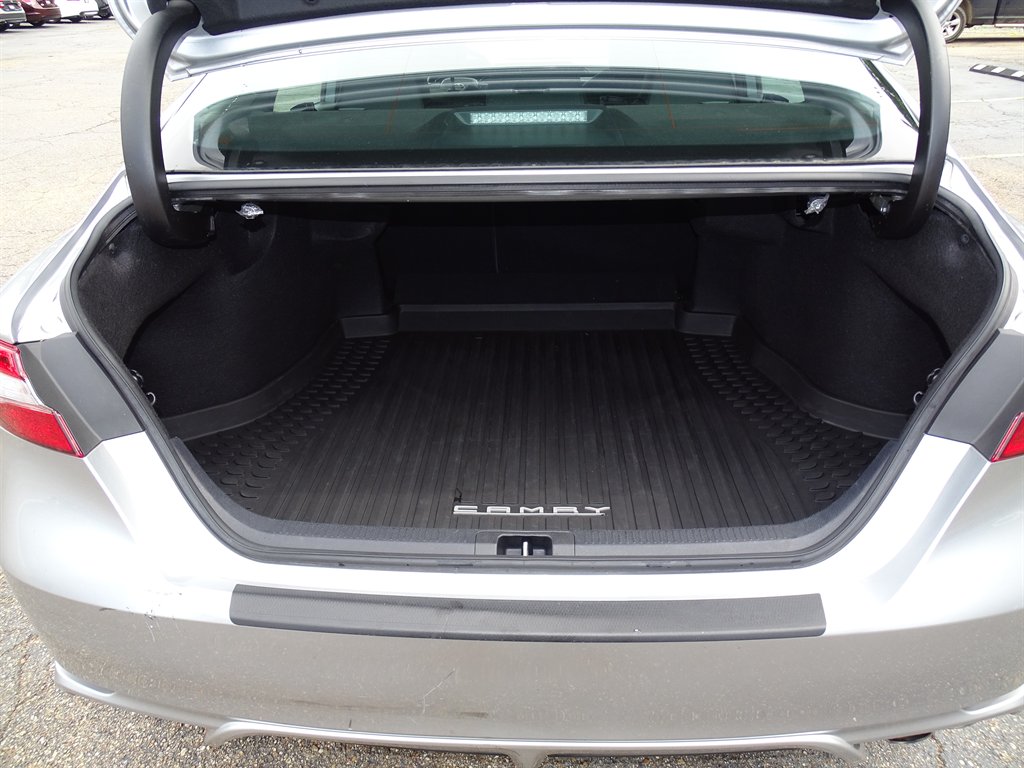 2020 Toyota Camry SE photo