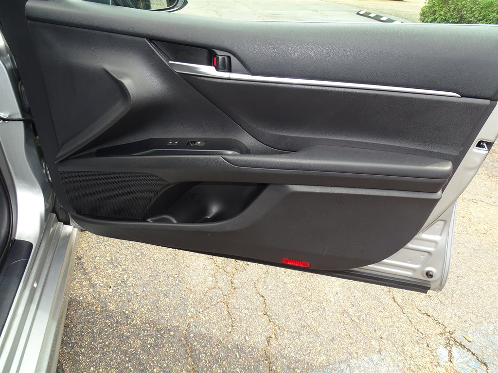 2020 Toyota Camry SE photo