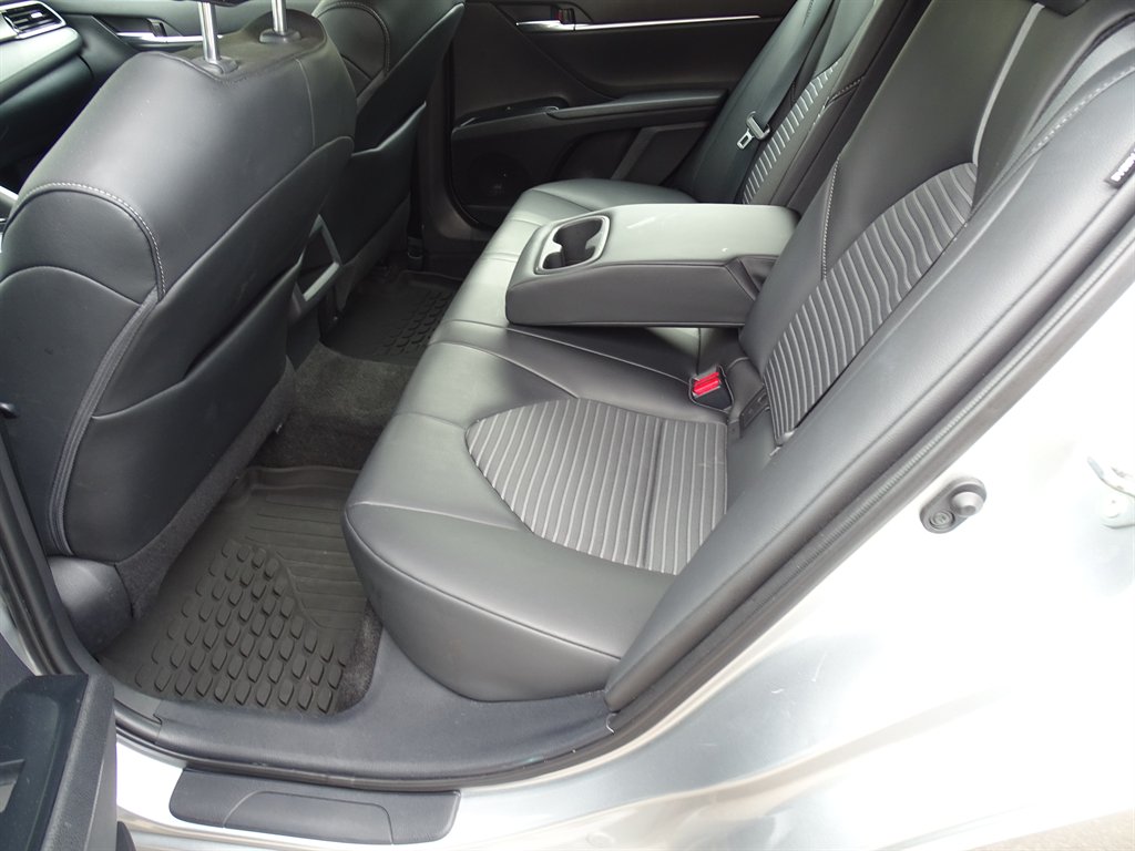 2020 Toyota Camry SE photo