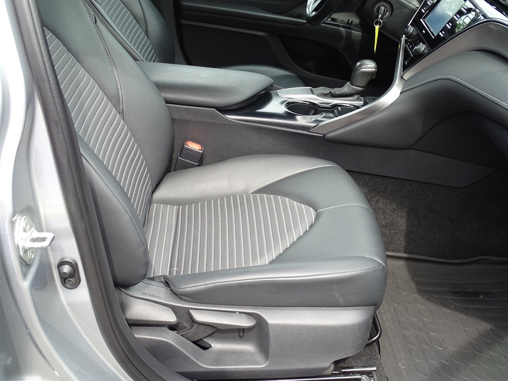 2020 Toyota Camry SE photo