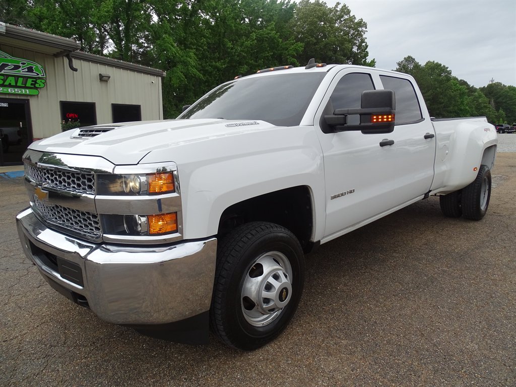 The 2019 Chevrolet Silverado 3500 W/T photos