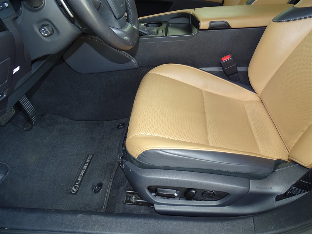 2023 Lexus ES - $34,999