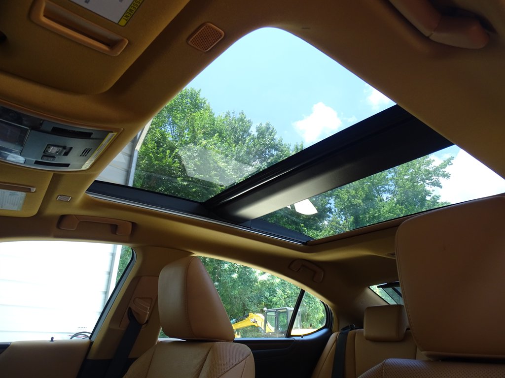 2023 Lexus ES - $34,999