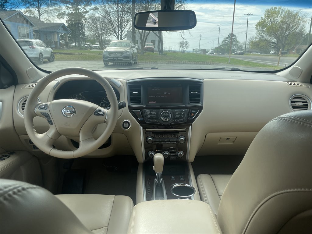 2015 Nissan Pathfinder Platinum photo
