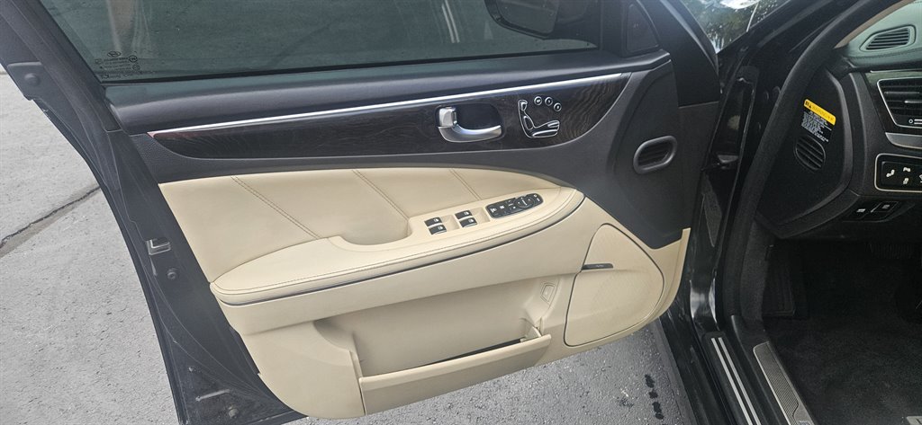 2014 Hyundai Equus - $9,800