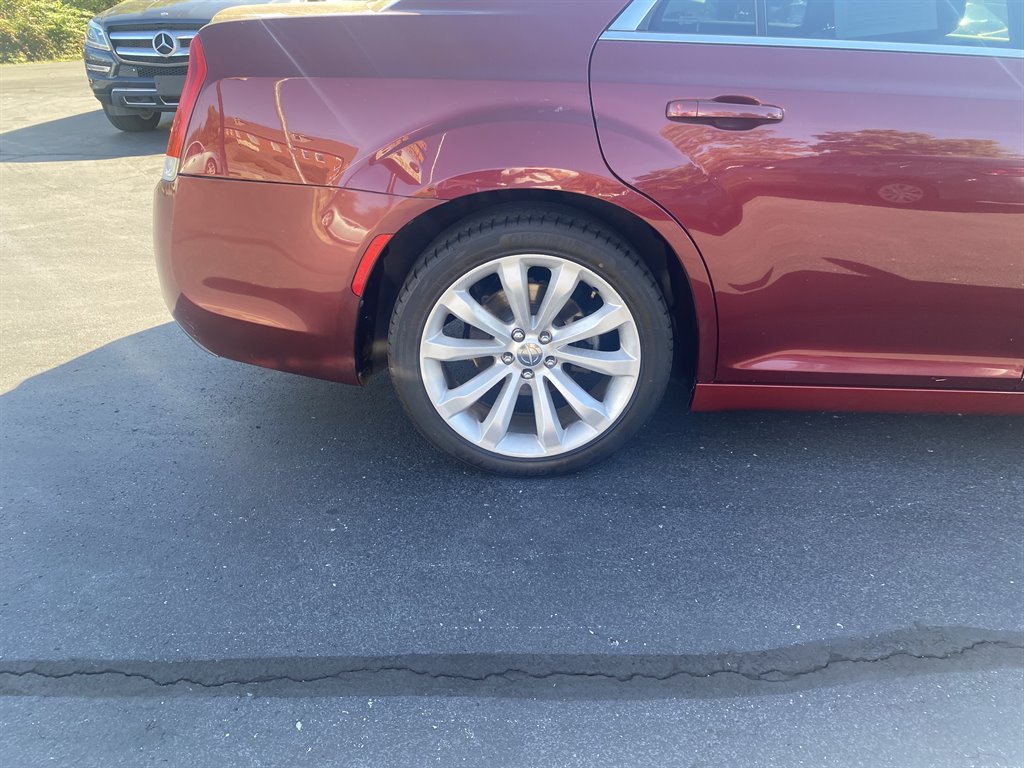 2018 Chrysler 300 - $10,995