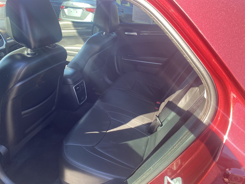2018 Chrysler 300 - $10,995