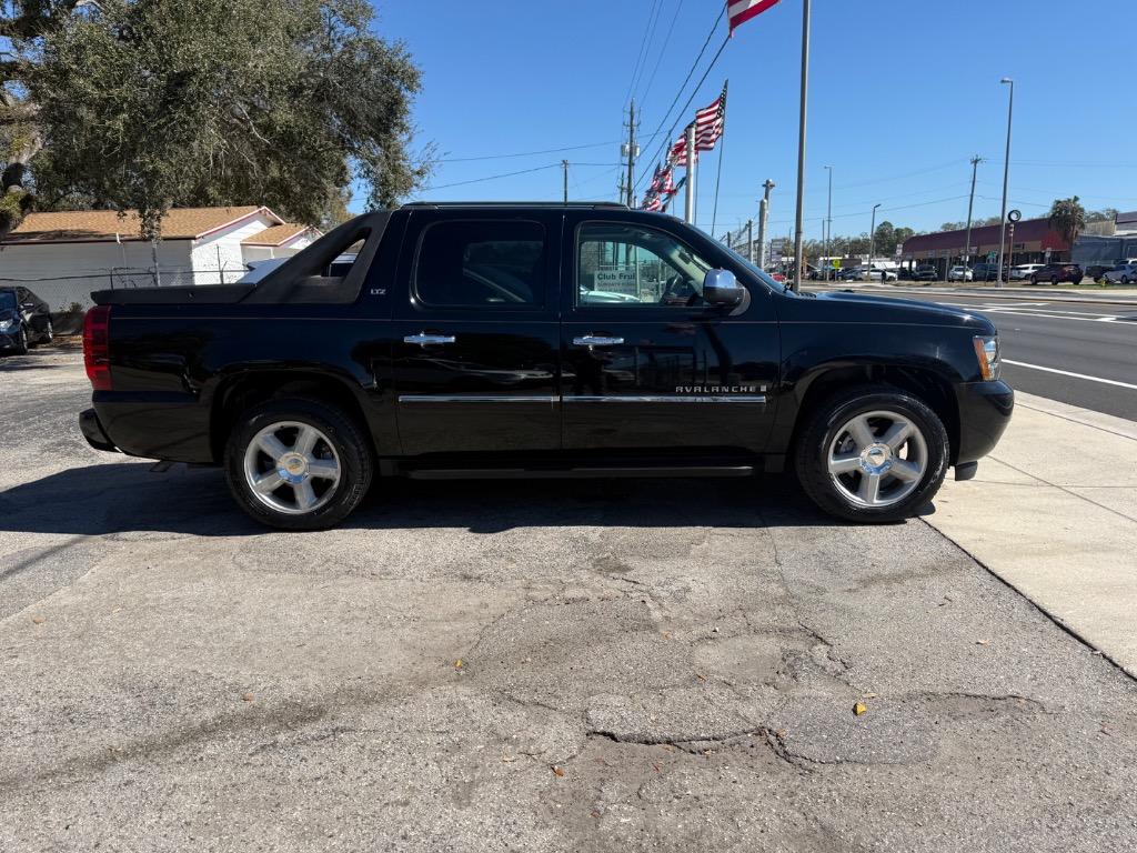 2009 Chevrolet Avalanche - $11,900