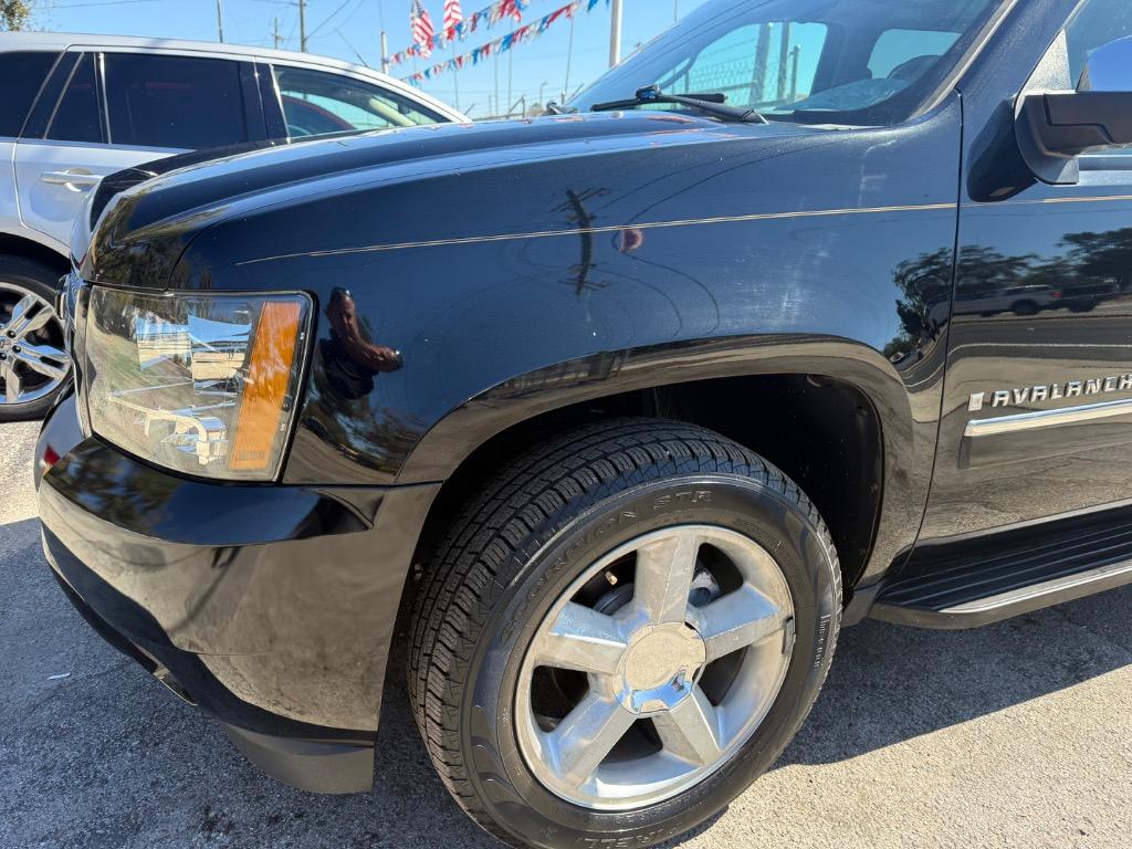 2009 Chevrolet Avalanche - $11,900